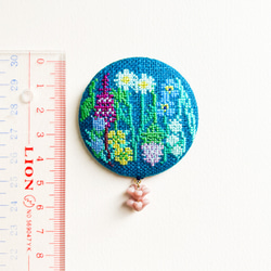 ミッドサマーの7つの野花 夏至祭 ワスレナグサ スズラン 北欧刺繍くるみボタンブローチ/ヘアゴム 7枚目の画像
