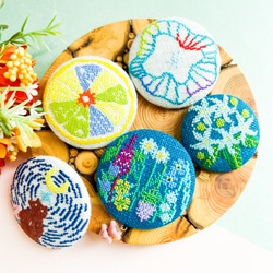 ミッドサマーの7つの野花 夏至祭 ワスレナグサ スズラン 北欧刺繍くるみボタンブローチ/ヘアゴム 4枚目の画像
