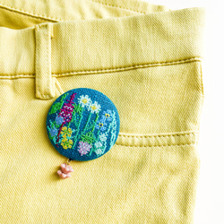 ミッドサマーの7つの野花 夏至祭 ワスレナグサ スズラン 北欧刺繍くるみボタンブローチ/ヘアゴム 2枚目の画像