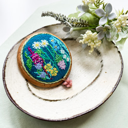 ミッドサマーの7つの野花 夏至祭 ワスレナグサ スズラン 北欧刺繍くるみボタンブローチ/ヘアゴム 3枚目の画像