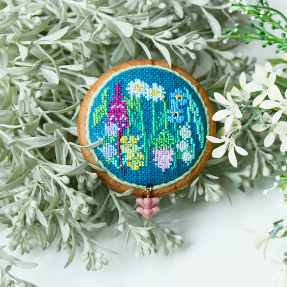 ミッドサマーの7つの野花 夏至祭 ワスレナグサ スズラン 北欧刺繍くるみボタンブローチ/ヘアゴム 1枚目の画像