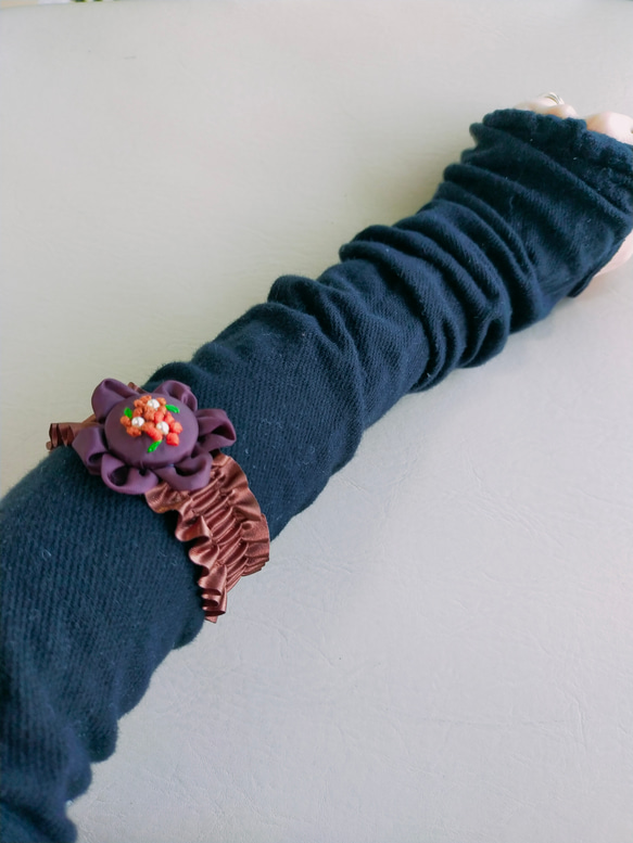 ぷっくり可愛い刺繍花✨アームバンド（一点物　敬老の日　おしゃれアイテム　上品　華やか　くるみボタン　アームカバー　袖） 5枚目の画像