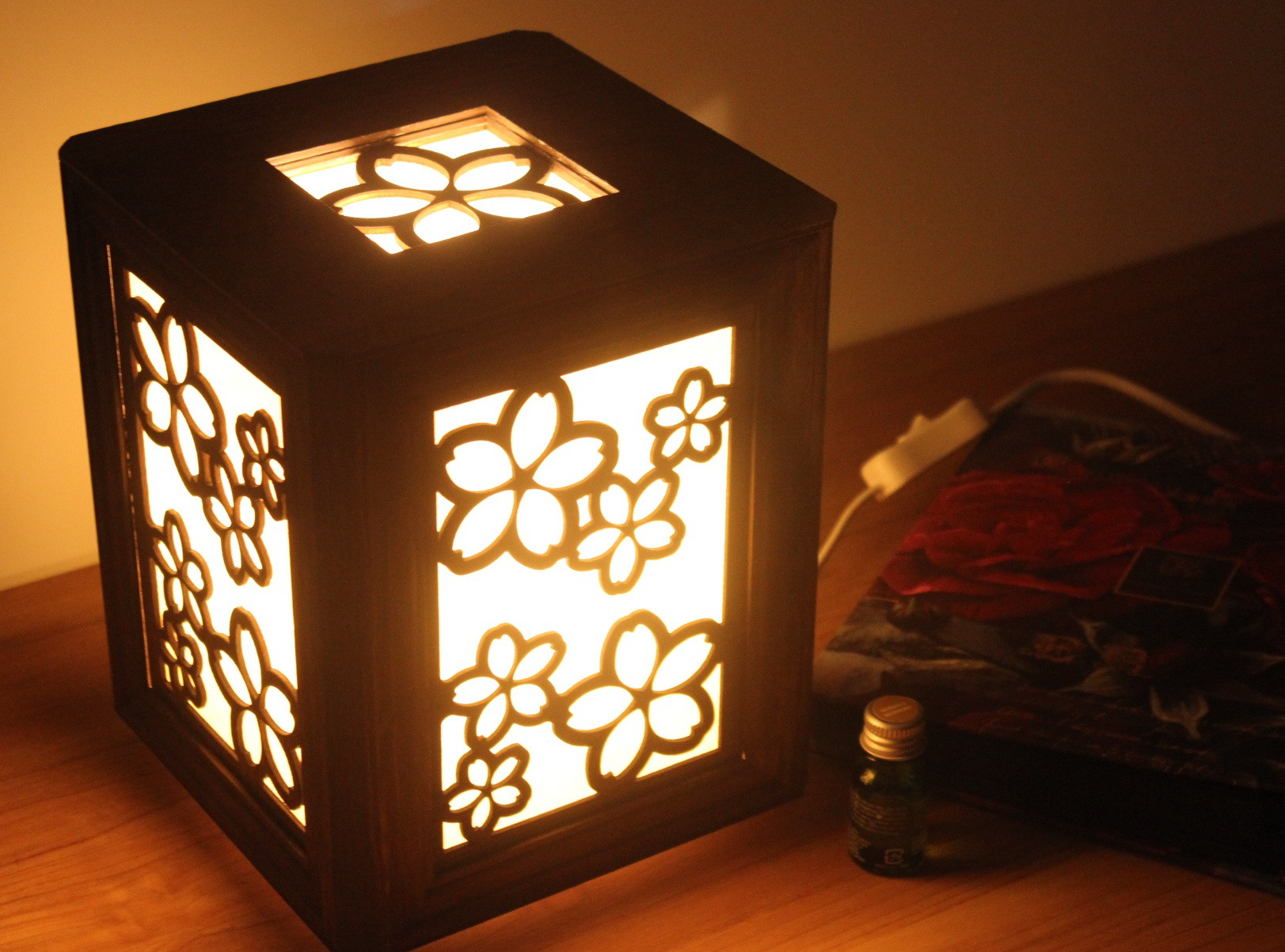 アロマランプ　桜ー明　 LEDの灯りで香るランプ　ディフューザーアロマストーン 18.5cmX18.5cmX20cm