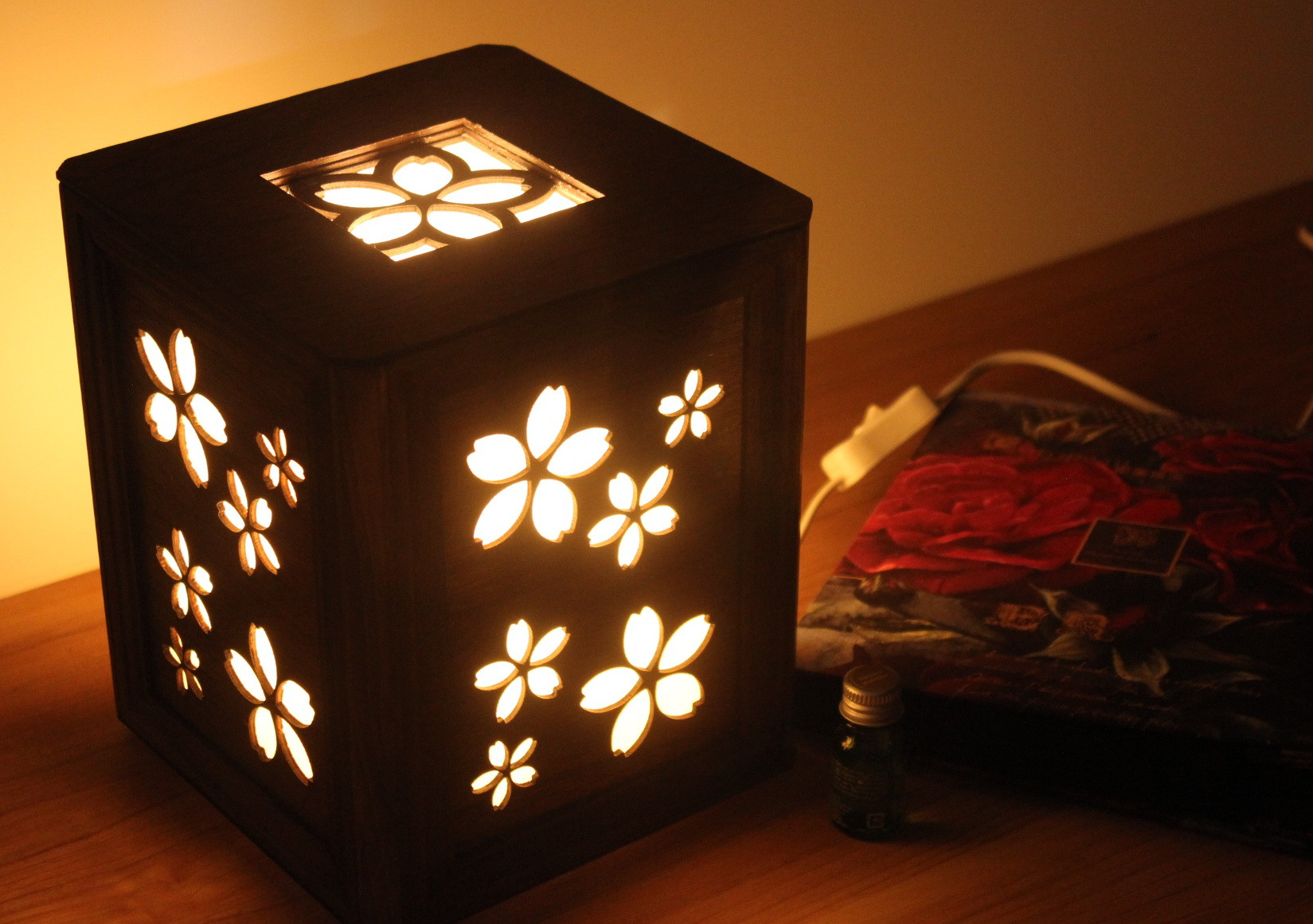 アロマランプ　桜ー暗　 LEDの灯りで香るランプ　ディフューザーアロマストーン 18.5cmX18.5cmX20cm