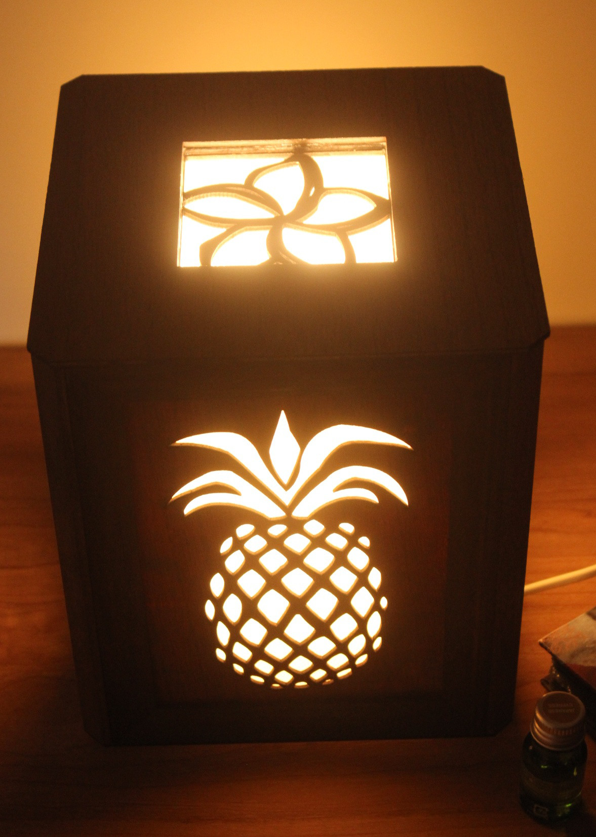 アロマランプ　パイナップル　LEDの灯りで香るランプ　ディフューザーアロマストーン 18.5cmX18.5cmX20cm｜詳細画像