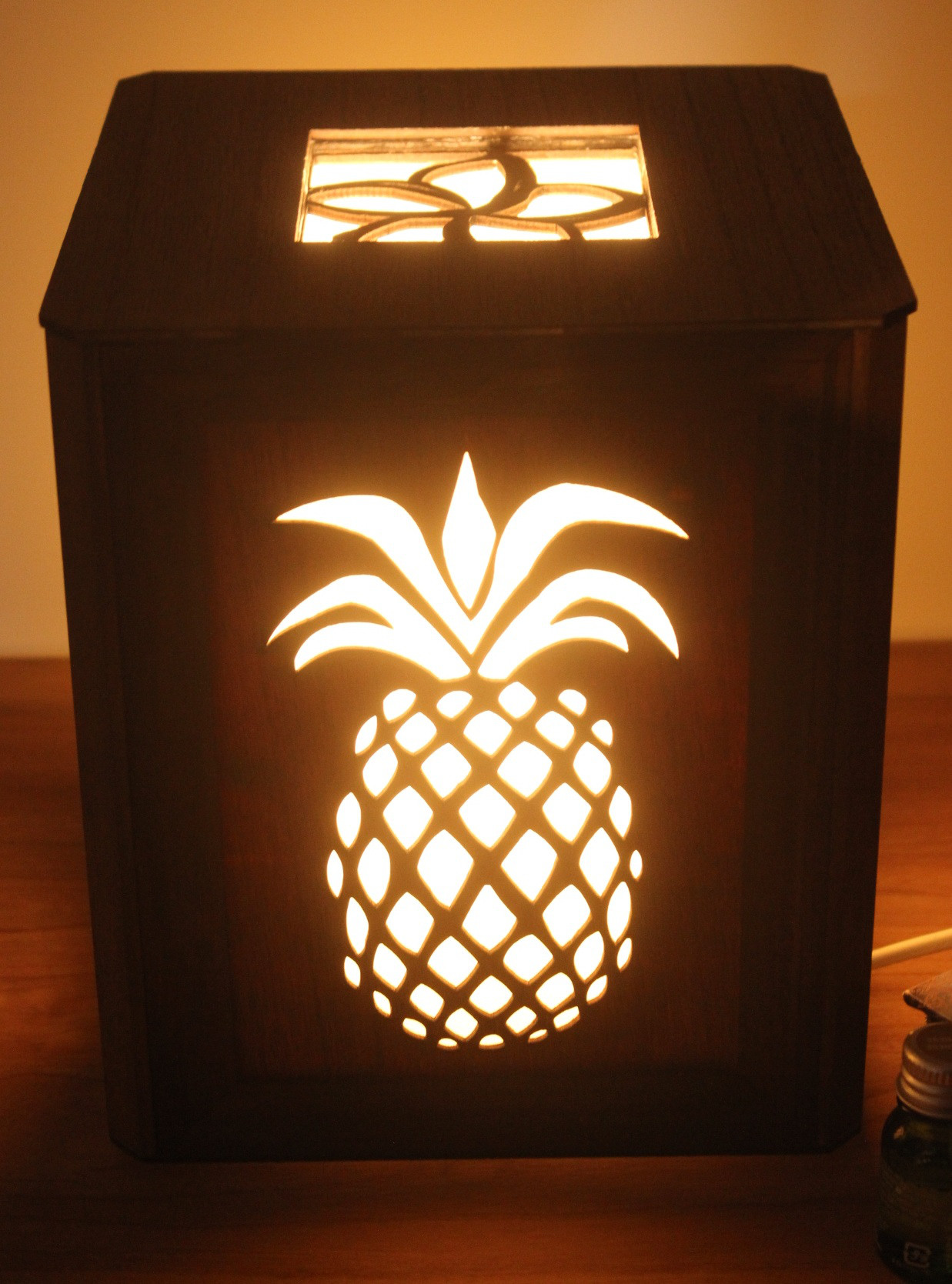 アロマランプ　パイナップル　LEDの灯りで香るランプ　ディフューザーアロマストーン 18.5cmX18.5cmX20cm｜詳細画像