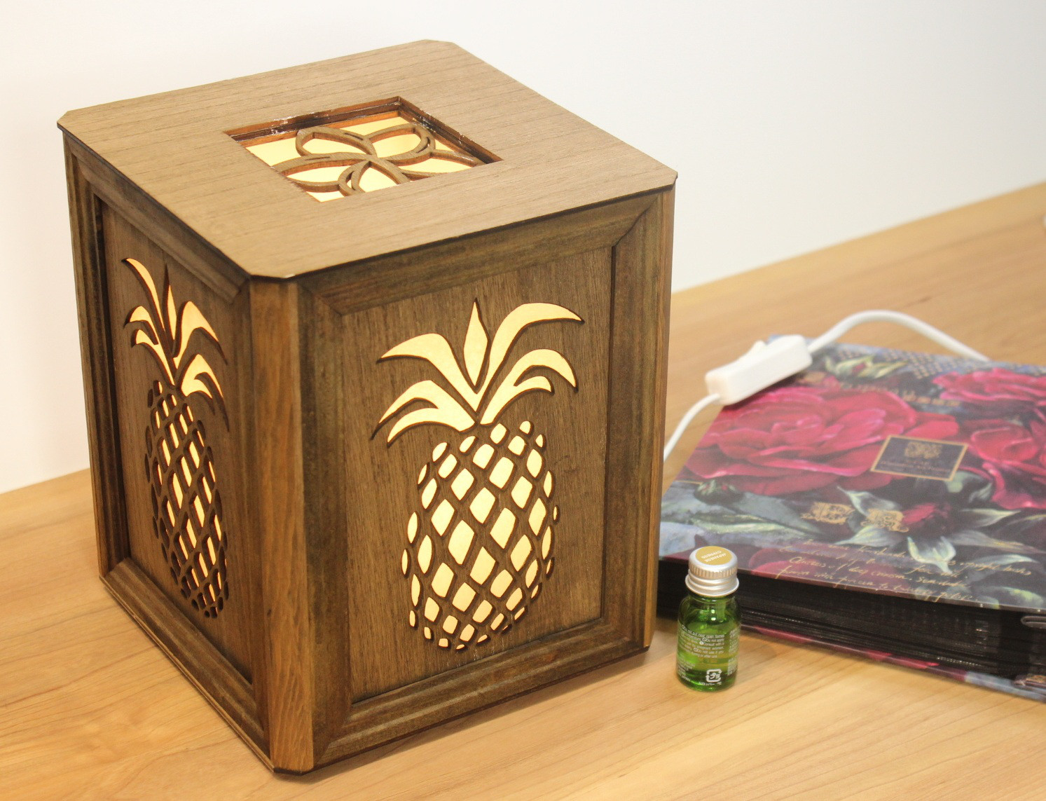アロマランプ　パイナップル　LEDの灯りで香るランプ　ディフューザーアロマストーン 18.5cmX18.5cmX20cm｜詳細画像