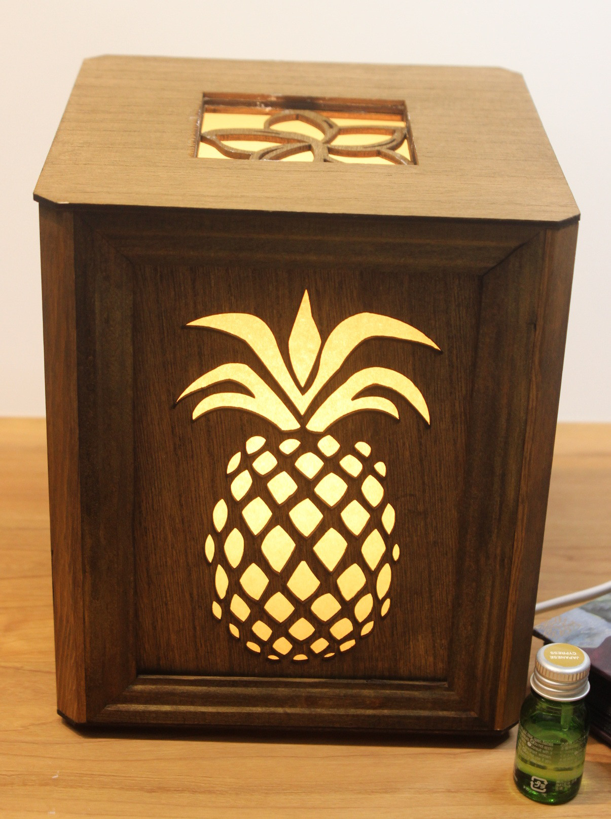 アロマランプ　パイナップル　LEDの灯りで香るランプ　ディフューザーアロマストーン 18.5cmX18.5cmX20cm｜詳細画像