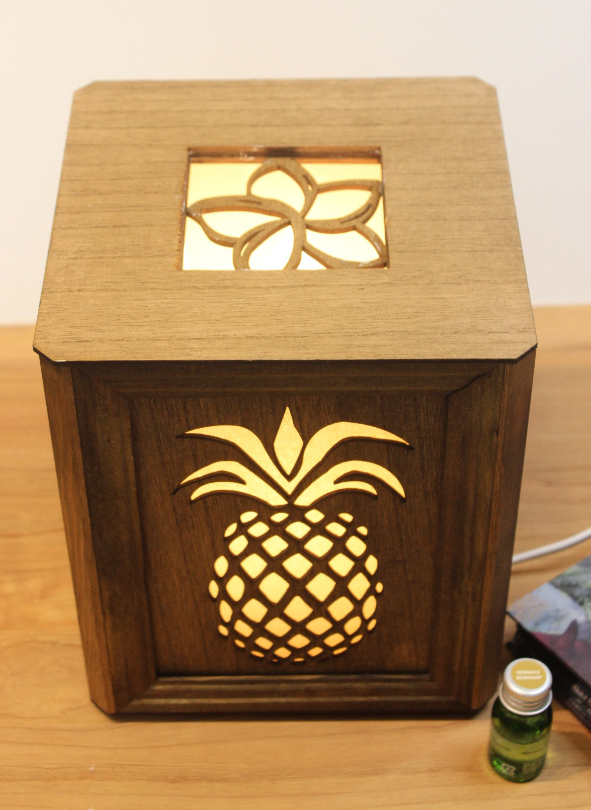 アロマランプ　パイナップル　LEDの灯りで香るランプ　ディフューザーアロマストーン 18.5cmX18.5cmX20cm｜詳細画像