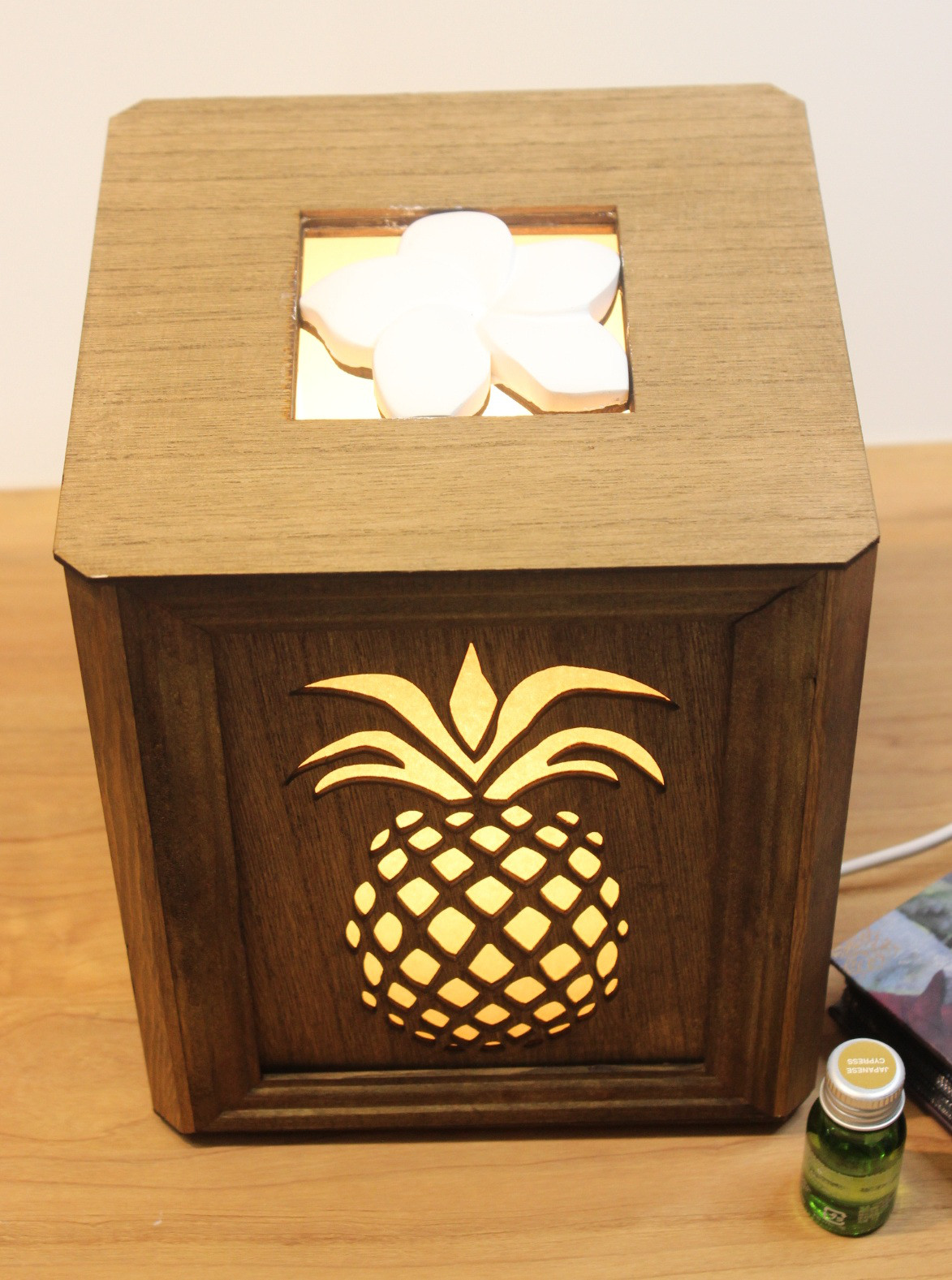 アロマランプ　パイナップル　LEDの灯りで香るランプ　ディフューザーアロマストーン 18.5cmX18.5cmX20cm｜詳細画像
