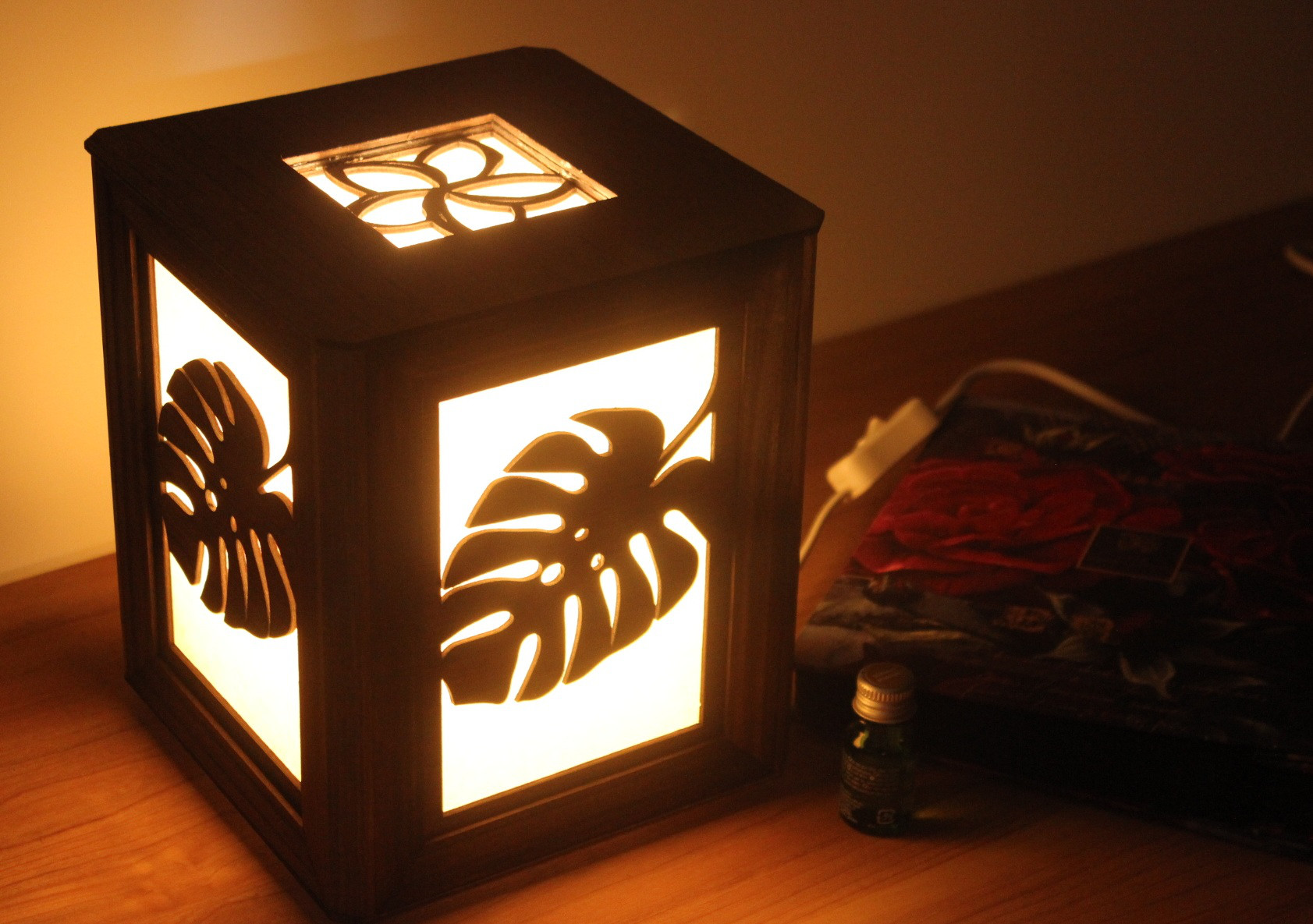 アロマランプ　リーフ　 LEDの灯りで香るランプ　ディフューザー　アロマストーン　18.5cmX18.5cmX20cm