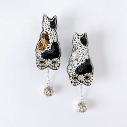 三毛猫　ビジュー付き　ビーズ刺繍ブローチ　（ミックスシルバー・白・黒） 11枚目の画像