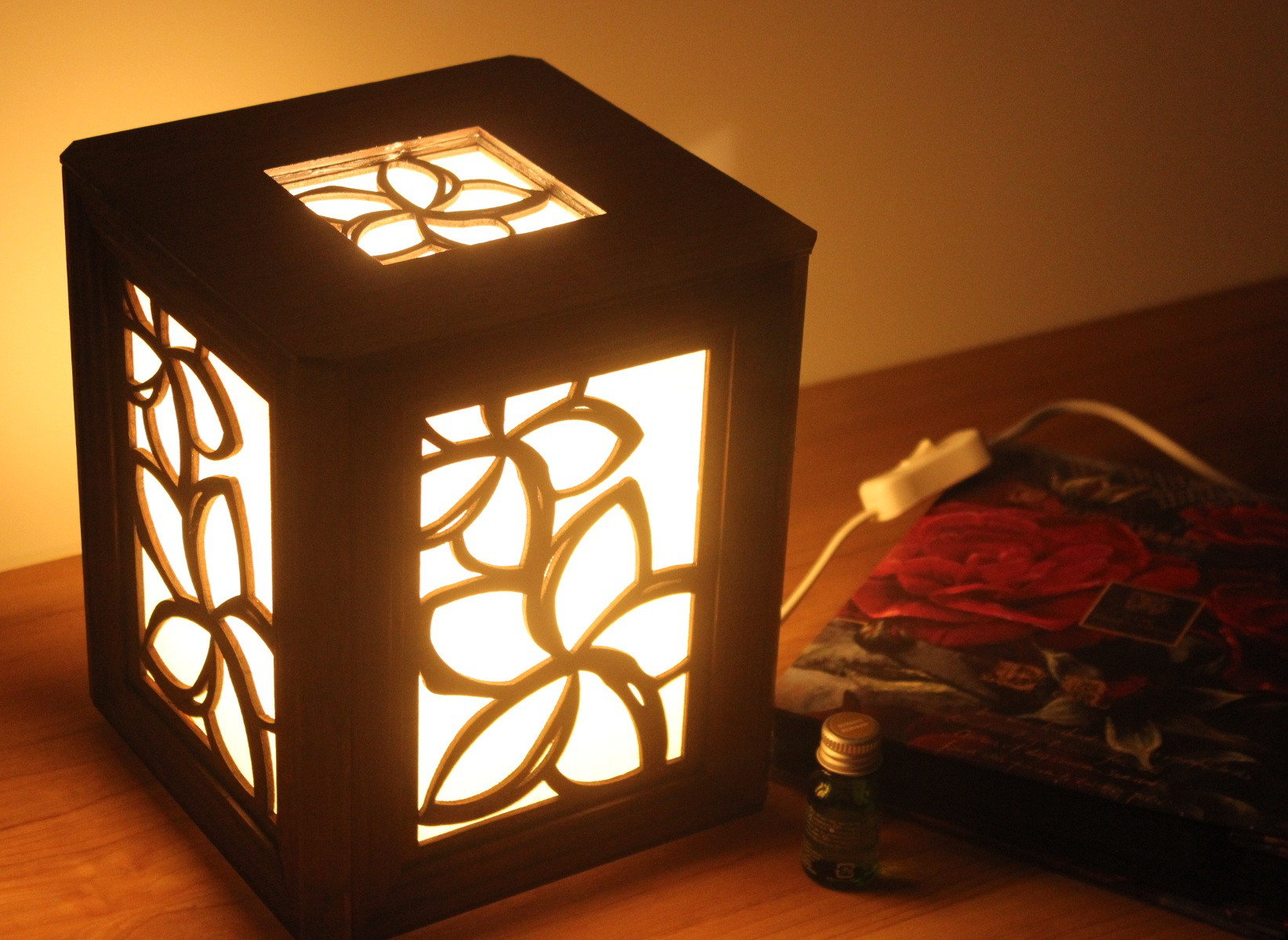 アロマランプ　プルメリア　 LEDの灯りで香るランプ　ディフューザーアロマストーン 18.5cmX18.5cmX20cm