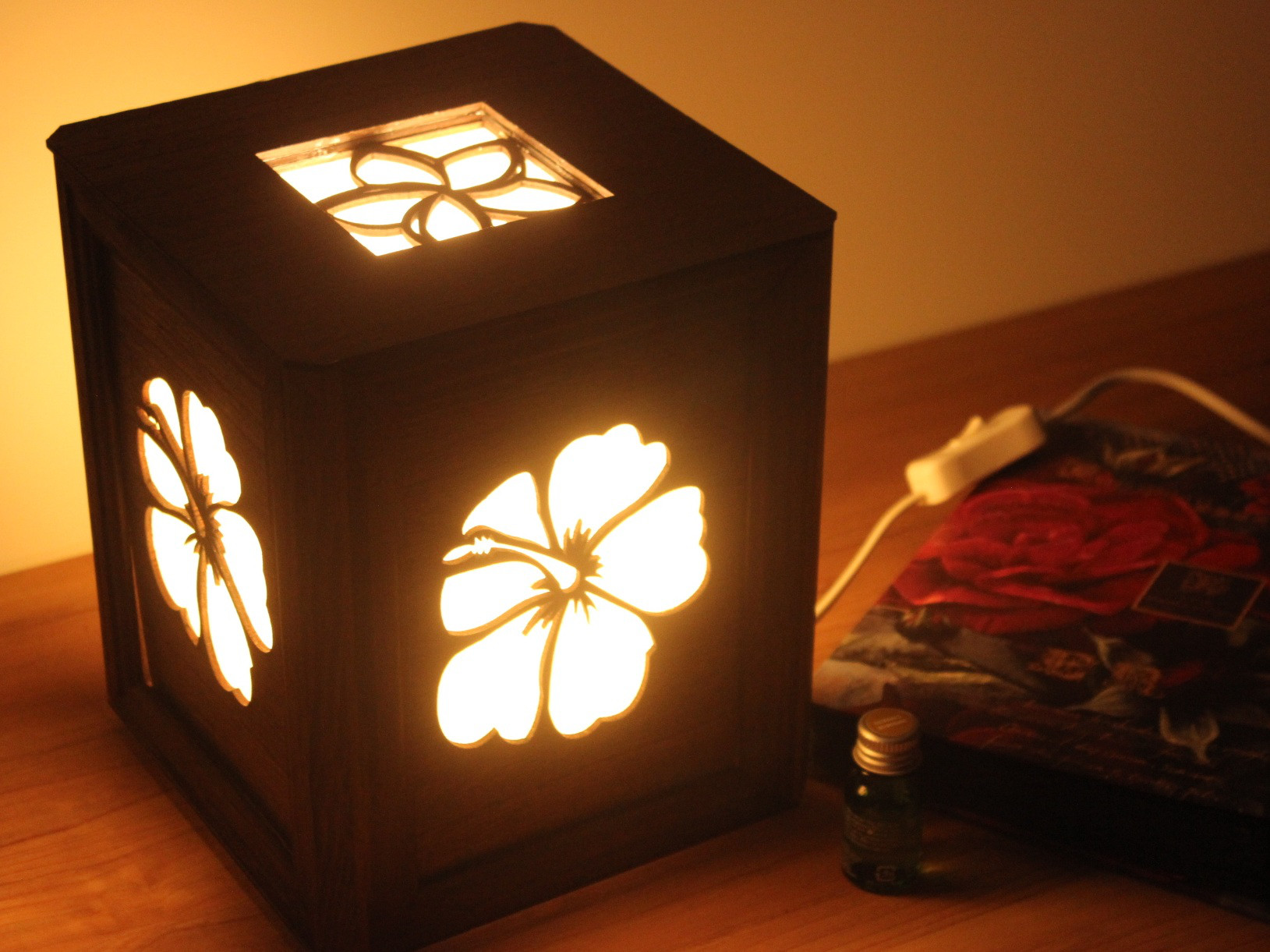 アロマランプ　ハイビスカス LEDの灯りで香るランプ　ディフューザーアロマストーン 18.5cmX18.5cmX20cm