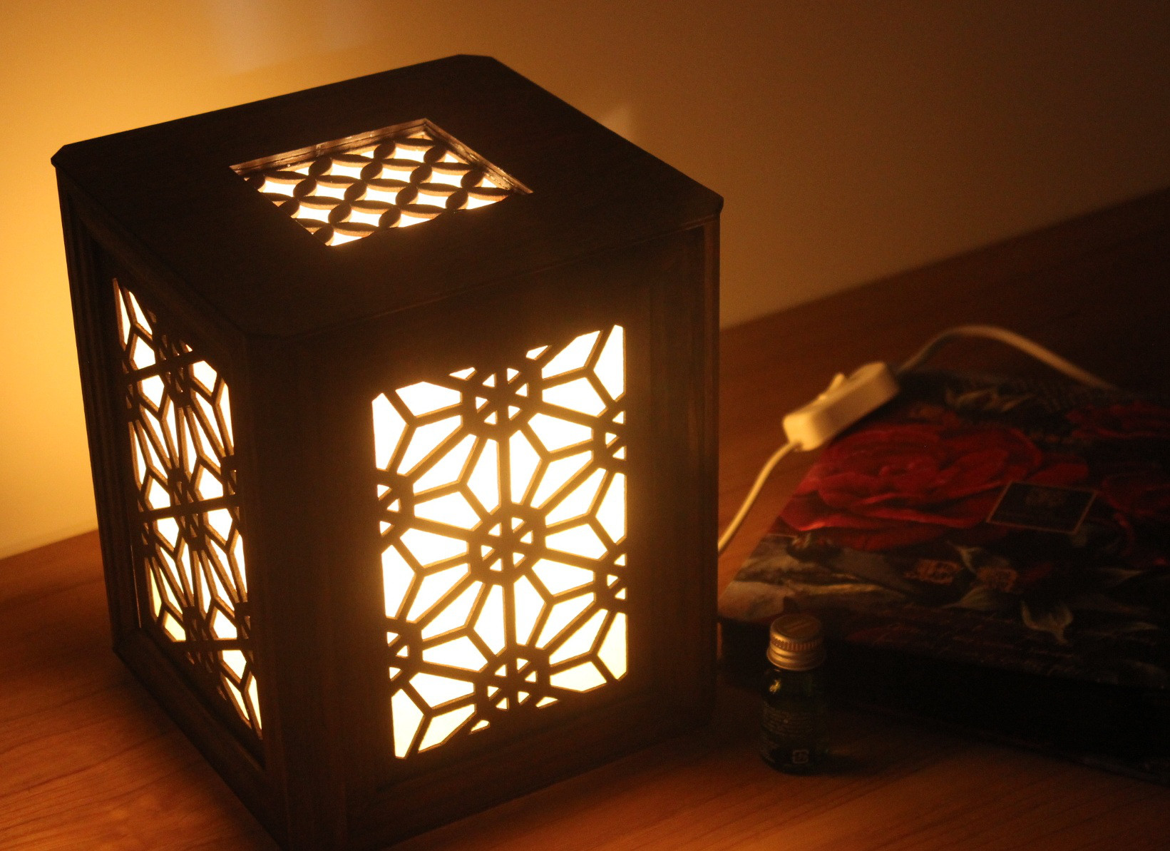 アロマランプ　和ー桜　 LEDの灯りで香るランプ　ディフューザーアロマストーン  18.5cmX18.5cmX20cm