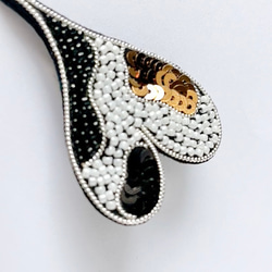 三毛猫ハート　ビーズ刺繍ブローチ　（ブロンズブラウン・白・黒） 3枚目の画像