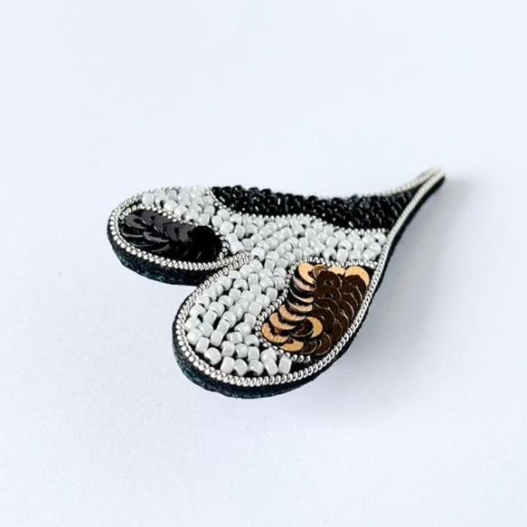 三毛猫ハート　ビーズ刺繍ブローチ　（ブロンズブラウン・白・黒） 2枚目の画像