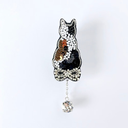 三毛猫　ビジュー付き　ビーズ刺繍ブローチ　（ミックスシルバー・白・黒） 3枚目の画像