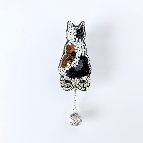 三毛猫　ビジュー付き　ビーズ刺繍ブローチ　（ミックスシルバー・白・黒） 3枚目の画像