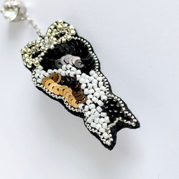 三毛猫　ビジュー付き　ビーズ刺繍ブローチ　（ミックスシルバー・白・黒） 4枚目の画像