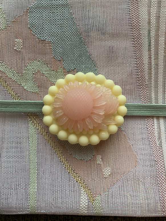 アンティークセルロイド製のヌーディなベビーピンクの向日葵の帯留め「ミルキーソレイユ」 6枚目の画像