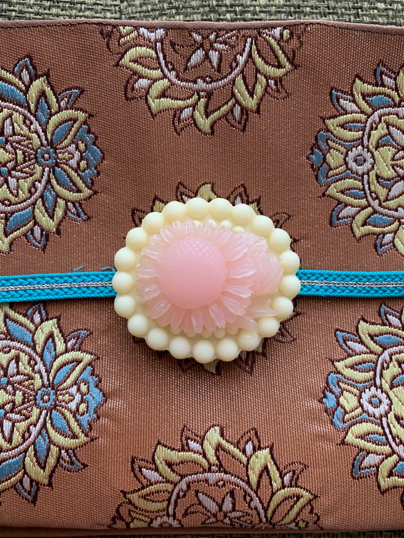 アンティークセルロイド製のヌーディなベビーピンクの向日葵の帯留め「ミルキーソレイユ」 4枚目の画像