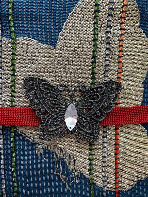 デッドストック素材のレトロシックな墨色の蝶の帯留め「Kuroageha」 8枚目の画像