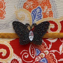 デッドストック素材のレトロシックな墨色の蝶の帯留め「Kuroageha」 7枚目の画像