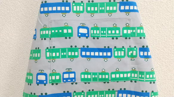 ☆ラスト１セット☆ 110cm のんびり電車（グレー）ゴム紐 子供用エプロン・三角巾・巾着袋セット 3枚目の画像