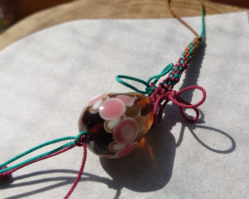 【Beautiful glass】 ガラス彫刻 花つぼみ 根付 帯飾り b1383c9c0577dc563f303d4bbde830