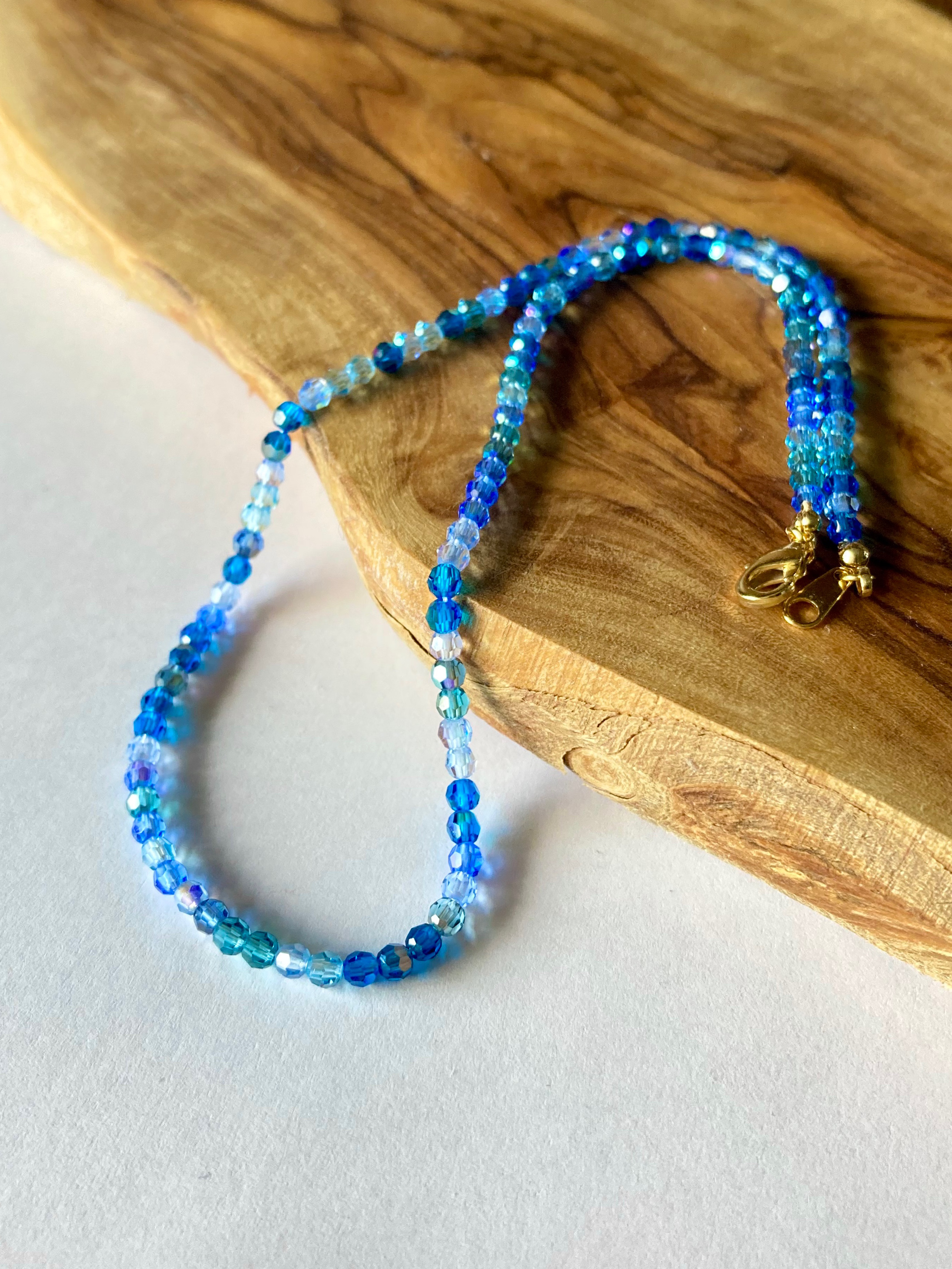 青い海のネックレス　空と海の青を詰め込んだスワロを使用