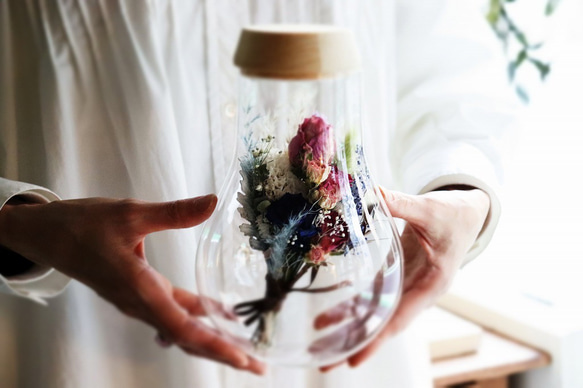 fleur message「お名前のイメージから束ねた花束」ガラス瓶の光る植物標本(直径13.5cm×高さ21cm) 5枚目の画像