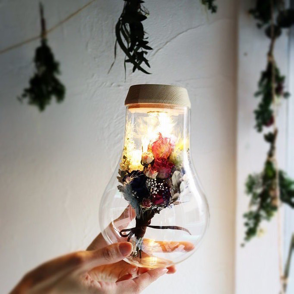 fleur message「お名前のイメージから束ねた花束」ガラス瓶の光る植物標本(直径13.5cm×高さ21cm) 2枚目の画像