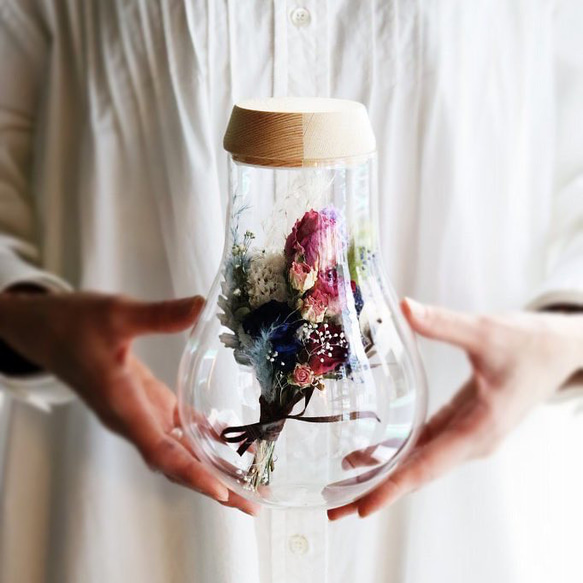 fleur message「お名前のイメージから束ねた花束」ガラス瓶の光る植物標本(直径13.5cm×高さ21cm) 3枚目の画像