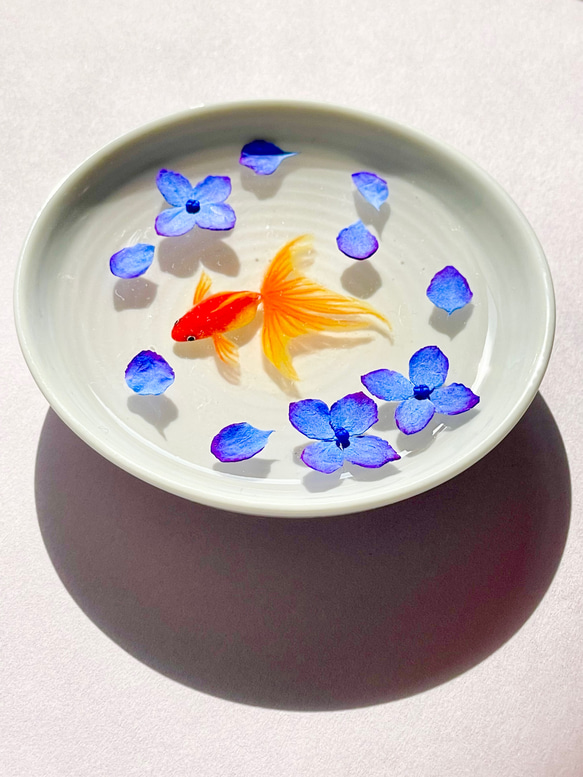 小皿で泳ぐ金魚　紫陽花　　インテリア雑貨　ミニチュア 4枚目の画像