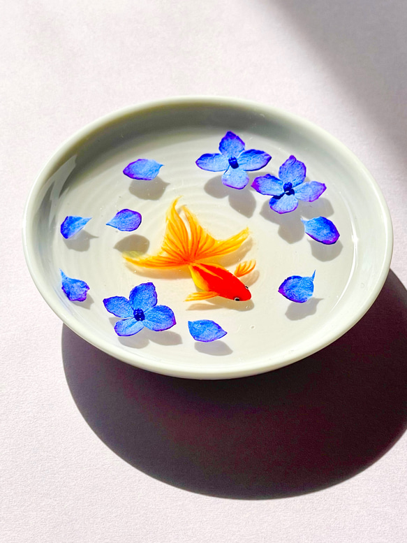 小皿で泳ぐ金魚　紫陽花　　インテリア雑貨　ミニチュア 2枚目の画像