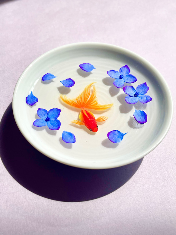 小皿で泳ぐ金魚　紫陽花　　インテリア雑貨　ミニチュア 5枚目の画像