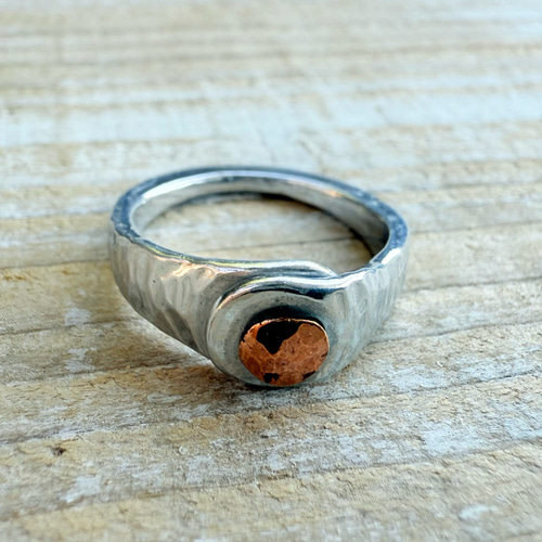 色が変化する〝生きた宝石〟古銅をワンポイントにした古風な槌目の手