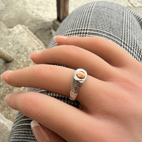 色が変化する〝生きた宝石〟古銅をワンポイントにした古風な槌目の手