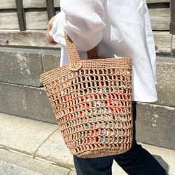 【かぎ針編み】カラフル巾着がかわいい手編みネットバッグ かごバッグ コットンラフィア 4枚目の画像