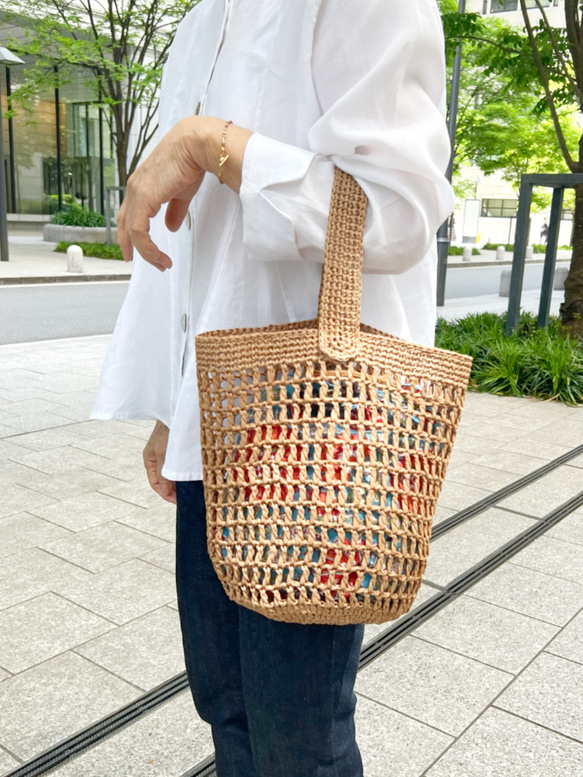 【かぎ針編み】カラフル巾着がかわいい手編みネットバッグ かごバッグ コットンラフィア 6枚目の画像