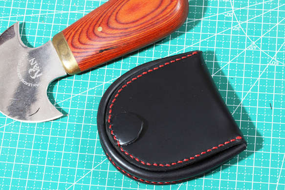 最新番本革極厚 半円型（馬蹄型）小銭入れコインケース手縫い　紳士ブラック赤糸限定1点 2枚目の画像