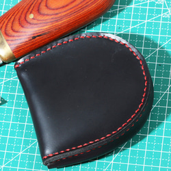 最新番本革極厚 半円型（馬蹄型）小銭入れコインケース手縫い　紳士ブラック赤糸限定1点 4枚目の画像
