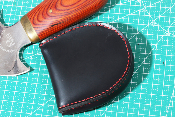 最新番本革極厚 半円型（馬蹄型）小銭入れコインケース手縫い　紳士ブラック赤糸限定1点 4枚目の画像