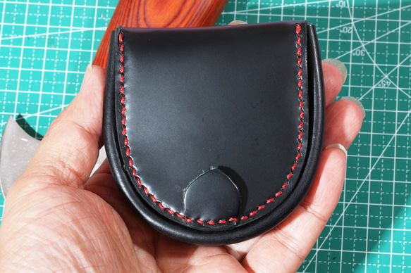 最新番本革極厚 半円型（馬蹄型）小銭入れコインケース手縫い　紳士ブラック赤糸限定1点 10枚目の画像