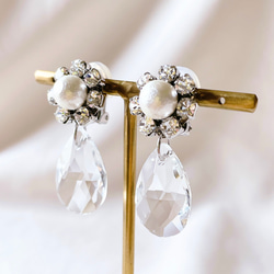 コットンパールとクリスタルガラスのビジューピアス/イヤリング　ブライダル　ウエディング　結婚式　花嫁様　ドレスアップ 2枚目の画像