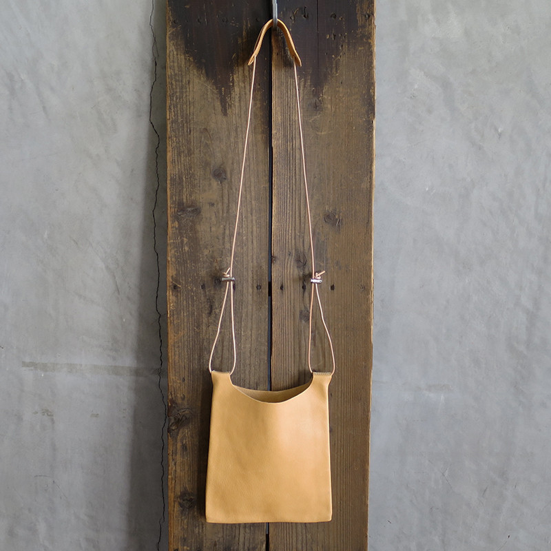 植物タンニンなめしの豚革　サコッシュ　ナチュラル / T20113 Natural