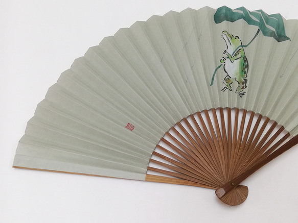 趣-omomuki- <雨傘カエル>　京扇子 2枚目の画像
