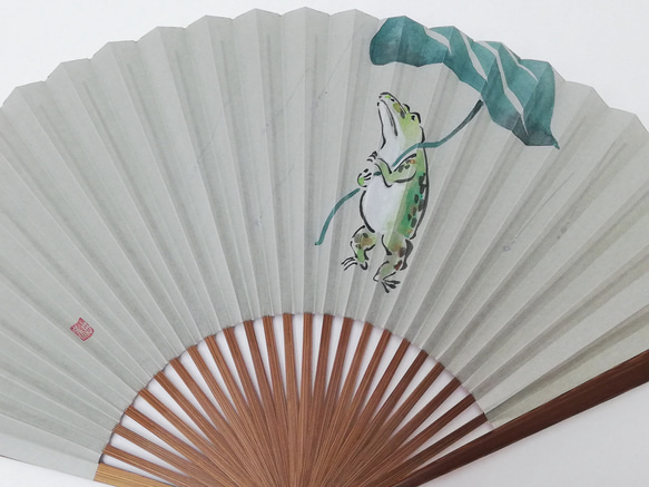 趣-omomuki- <雨傘カエル>　京扇子 4枚目の画像