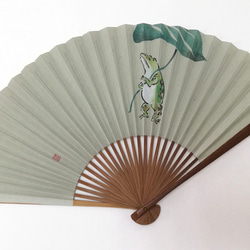 趣-omomuki- <雨傘カエル>　京扇子 1枚目の画像